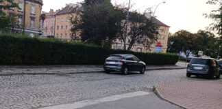 Ulica Drzewna wieczorem