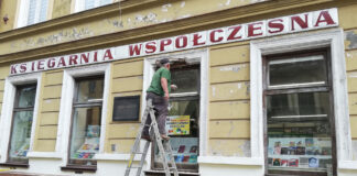 Wałowa uwaga na spadający z elewacji tynk „obowiązki właściciela…”