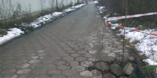 Tuchowska 76 uwaga dziura w drodze