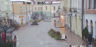 Wałowa zapadnięta dziura w jezdni