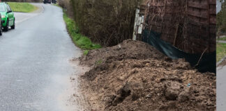 Działkowa ziemia na drodze
